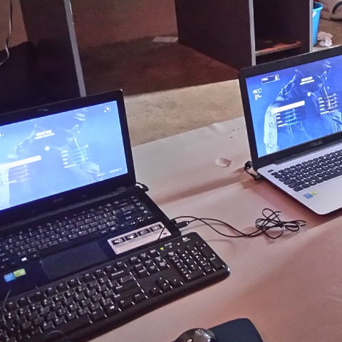 Two laptops waiting for session of Rainbow Six Siege